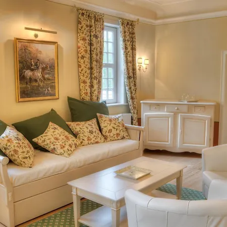 Urlaubsresidenz Marstall Und Kanzlei Im Schlossensemble 4* 뤼베나우