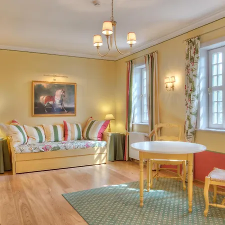 Urlaubsresidenz Marstall Und Kanzlei Im Schlossensemble 4* 뤼베나우